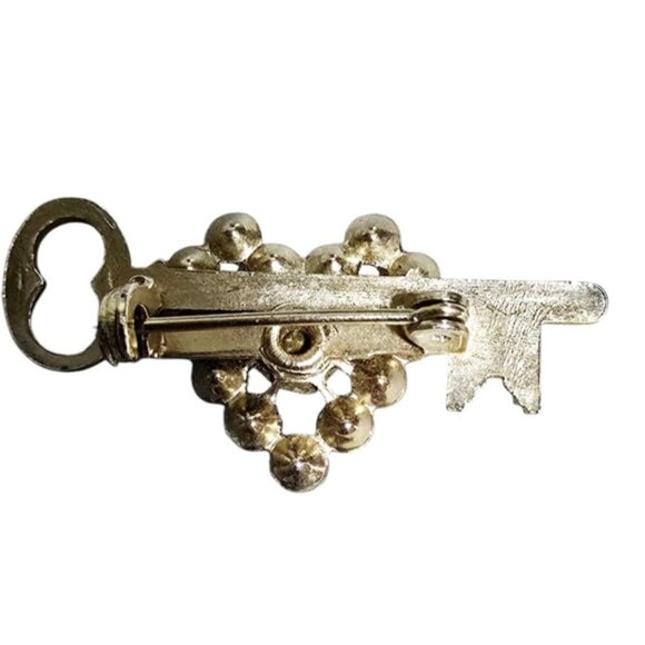 Vintage Rhinestone Heart Key Brooch (A8105) - Picture 5 of 6